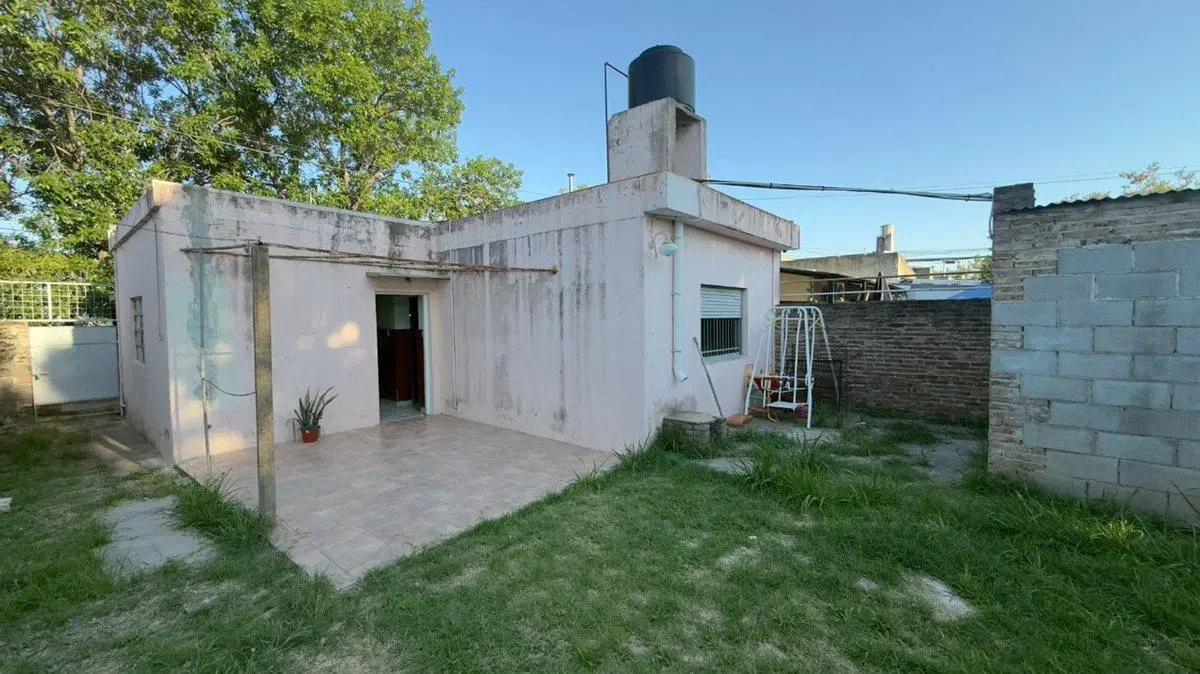 VENTA / AMPLIO PATIO / TODOS LOS SERVICIOS 4