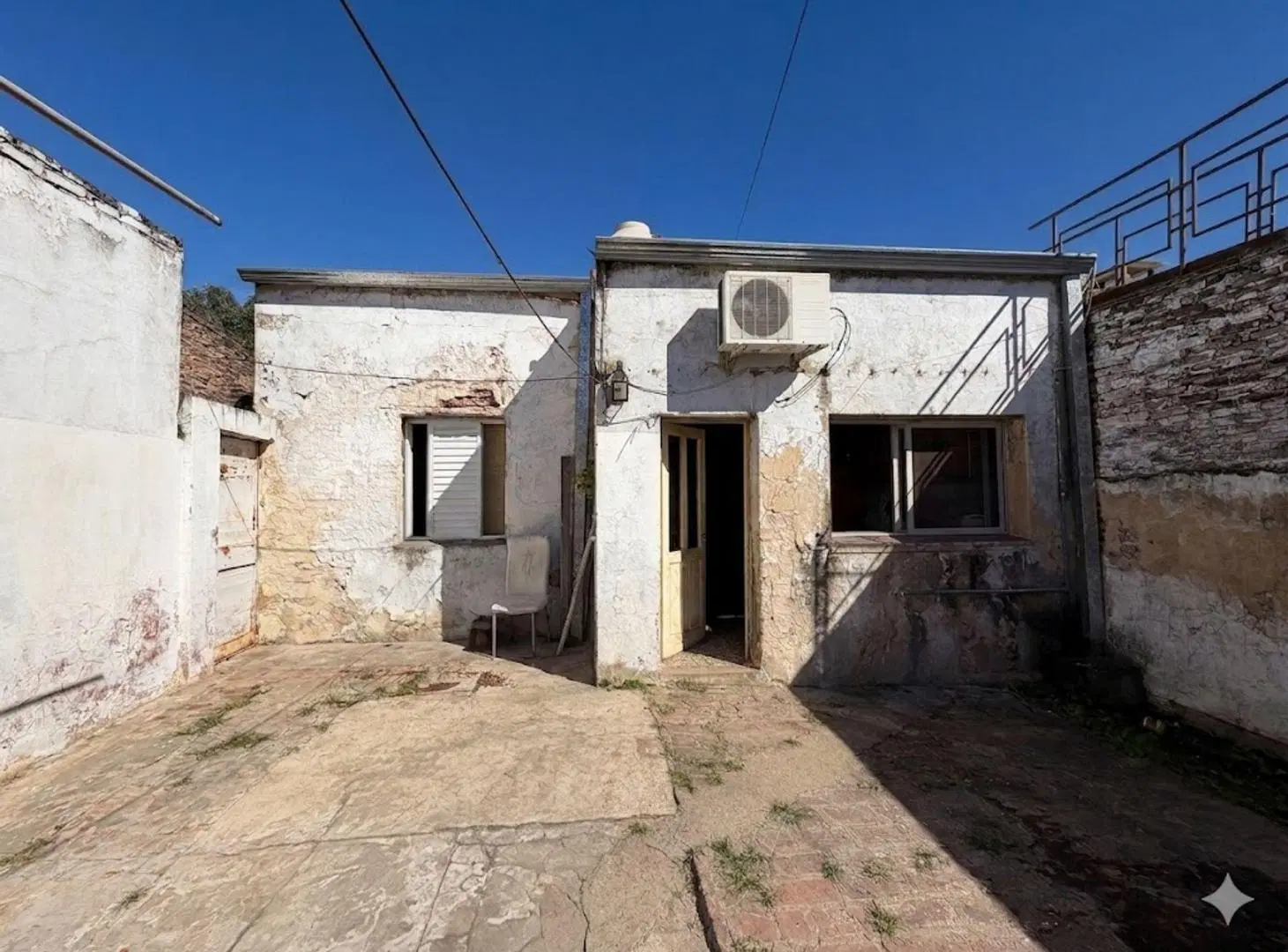 VENTA/ CASA CON PATIO/ B°VILLA DEL PARQUE 8