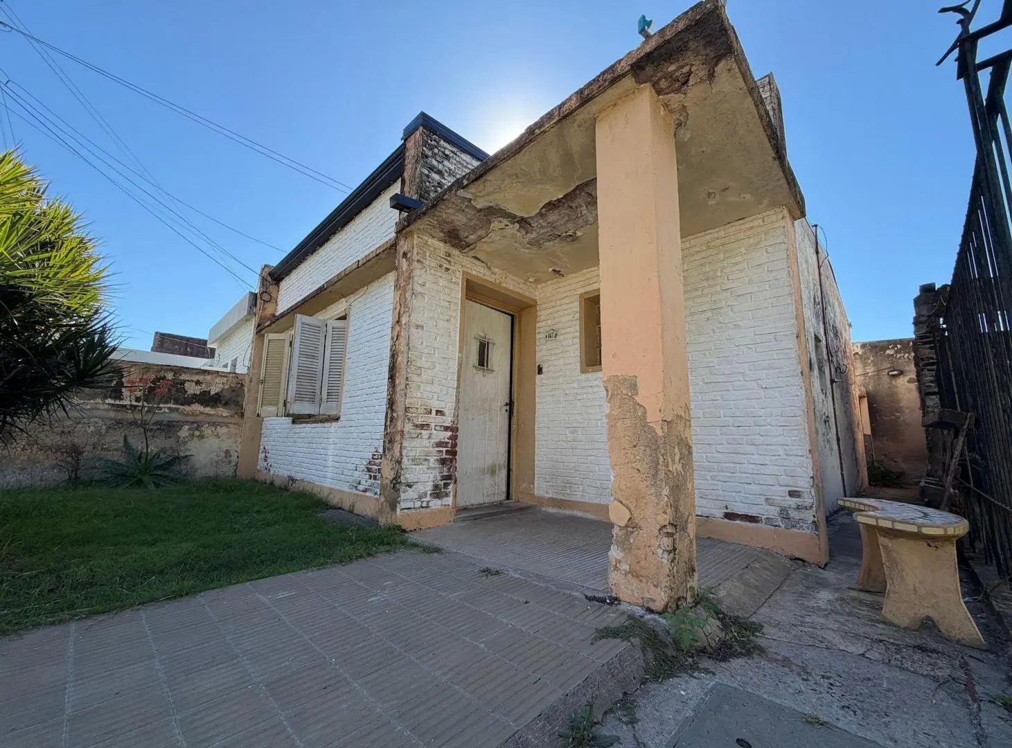 VENTA/ CASA CON PATIO/ B°VILLA DEL PARQUE 5