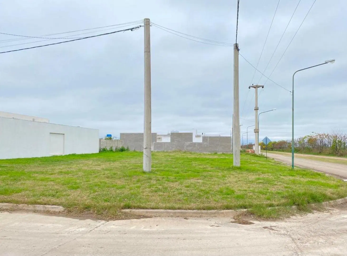 VENTA/ LOTE EN ESQUINA/LOMAS DEL BOSQUE/ESCRITURAB 4