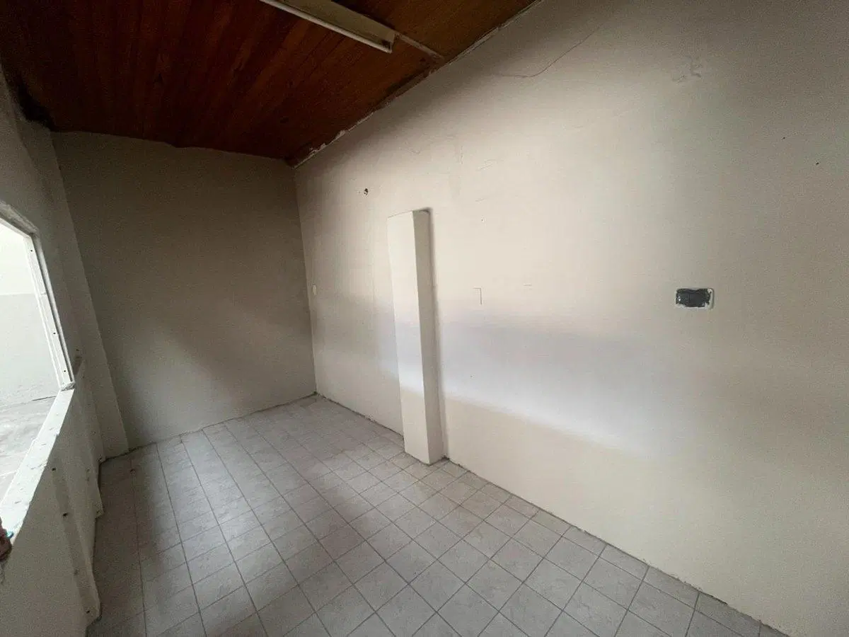 ALQUILER/GALPÓN CON OFICINA/BARRIO CÓRDOBA 5