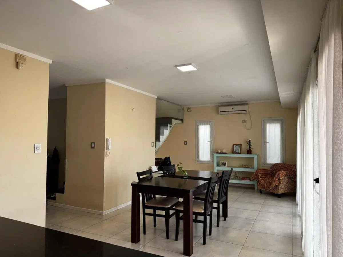 VENTA VIVIENDA /MODERNA /conPILETA/SERVICIOS 4