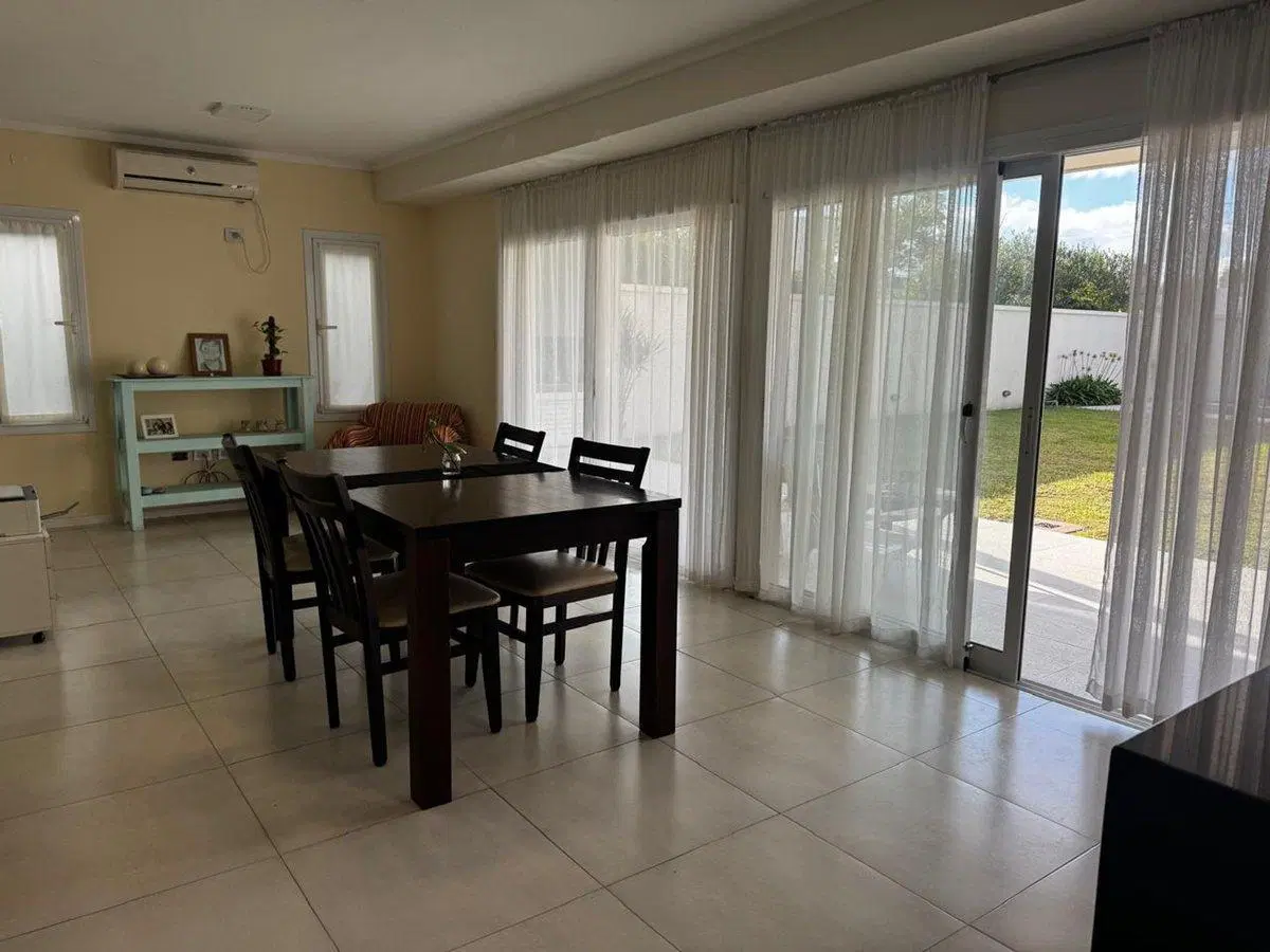 VENTA VIVIENDA /MODERNA /conPILETA/SERVICIOS 3