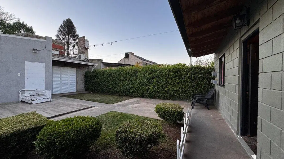 VENTA CASA 3 DORMITORIOS  PATIO y COCHERA 3