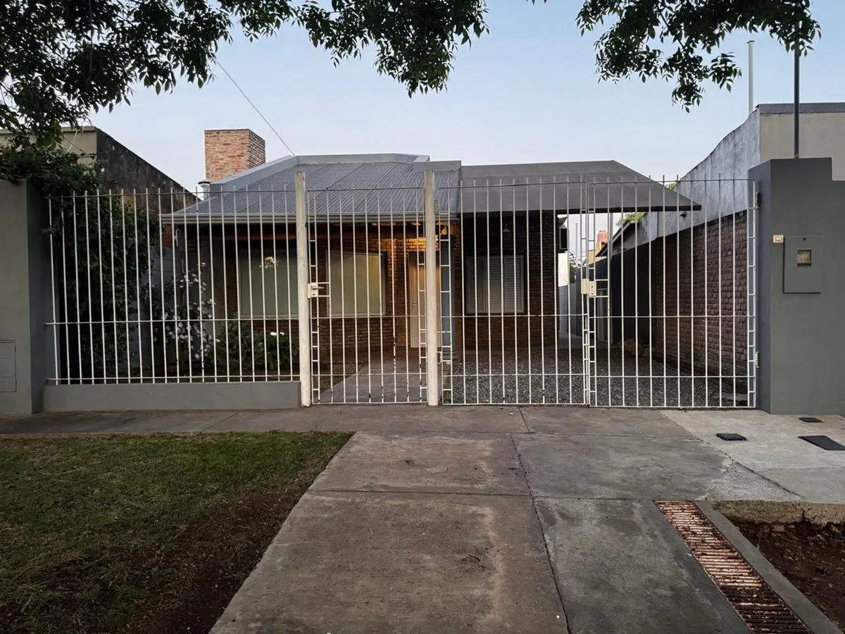 VENTA CASA 3 DORMITORIOS  PATIO y COCHERA 2