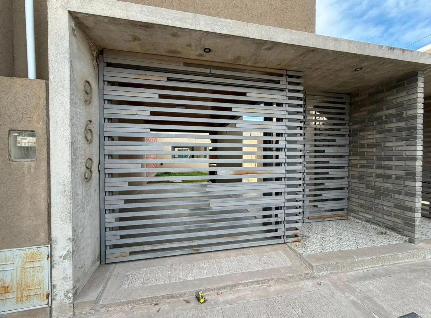 REMAX/ALQUILA/CASAPH/2DORM/COCHERA/SERVICIOS 2
