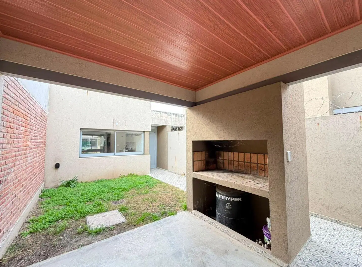 REMAX/ALQUILA/CASAPH/2DORM/COCHERA/SERVICIOS 3