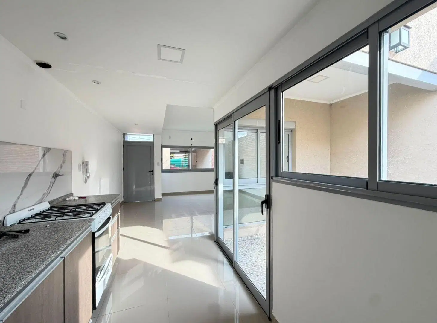 REMAX/ALQUILA/CASAPH/2DORM/COCHERA/SERVICIOS 5