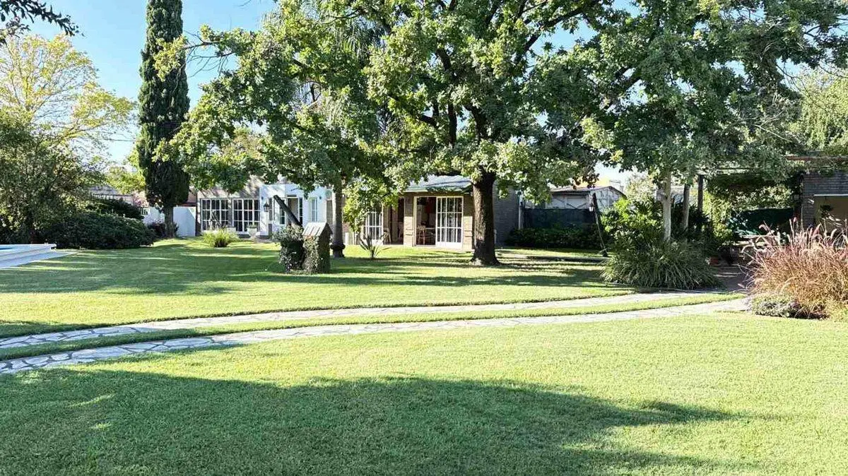 VENTA / CASA / QUINCHO / AMPLIO JARDÍN / PILETA / 4