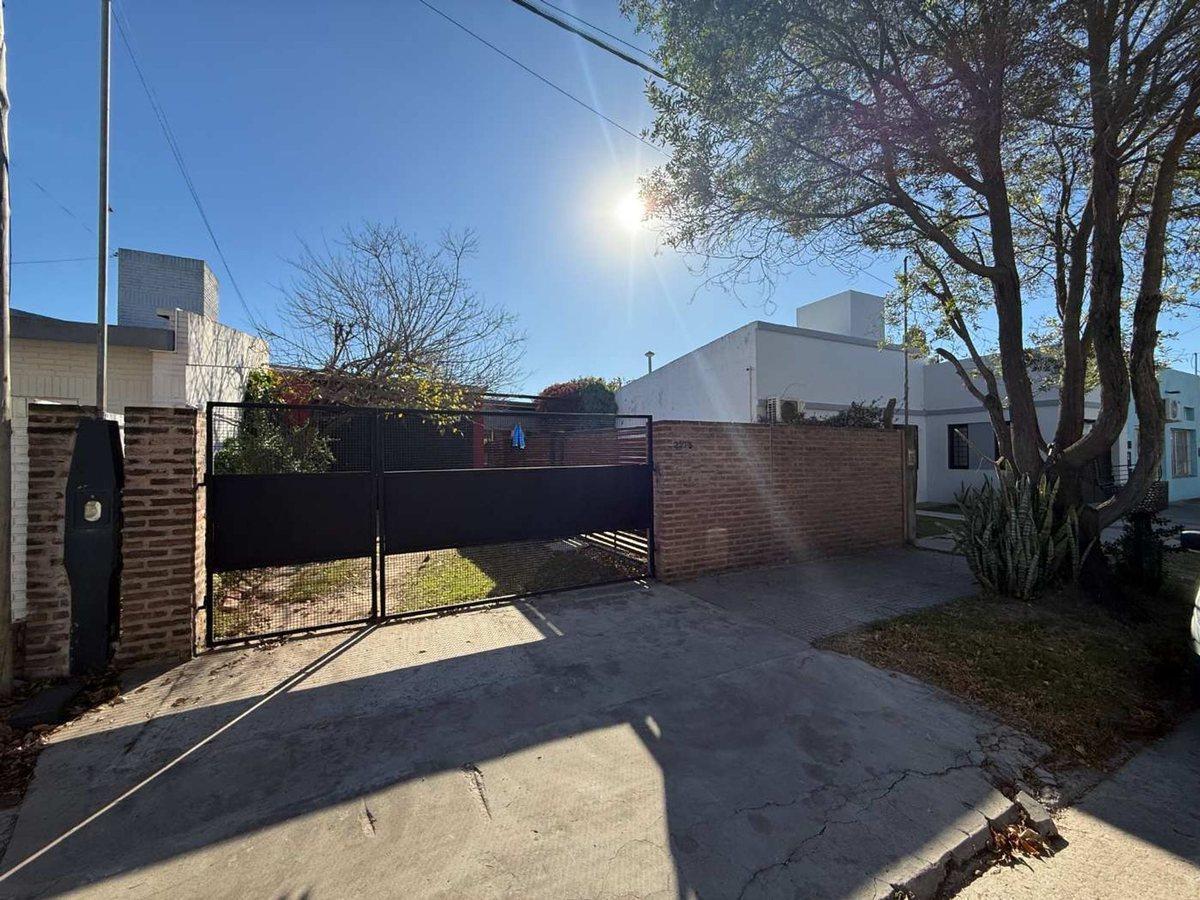 Foto de VENTA GALPÓN / QUINCHO / PILETA / AV BRASIL, imagen 2