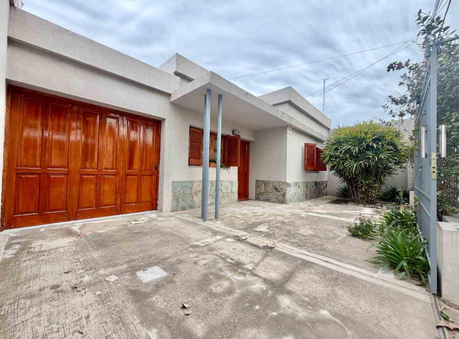 Foto de VENTA/VIVIENDA/2DORM/PATIO VERDE/PILETA/BO.ALBERDI, imagen 2