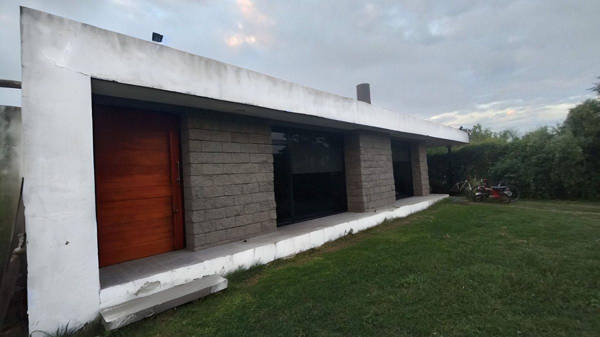 Foto de VENTA/CASA 2 DORMITORIOS/ PILETA Y MUCHO PARQUE, imagen 1