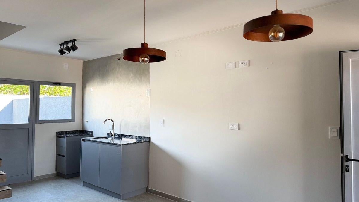 Foto de VENTA DUPLEX/2 DORM./COCHERA/Bo.Amancay, imagen 5