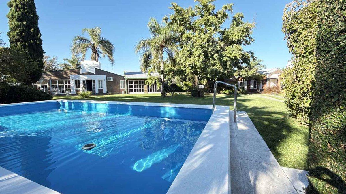 Foto de VENTA / CASA / QUINCHO / AMPLIO JARDÍN / PILETA /, imagen 3