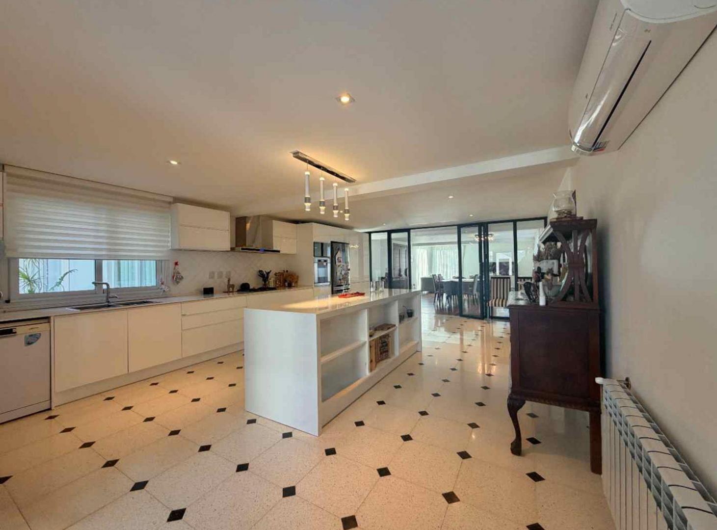 Foto de VENTA/ VIVIENDA CALIDAD PREMIUM/ QUINCHO/ PILETA, imagen 1