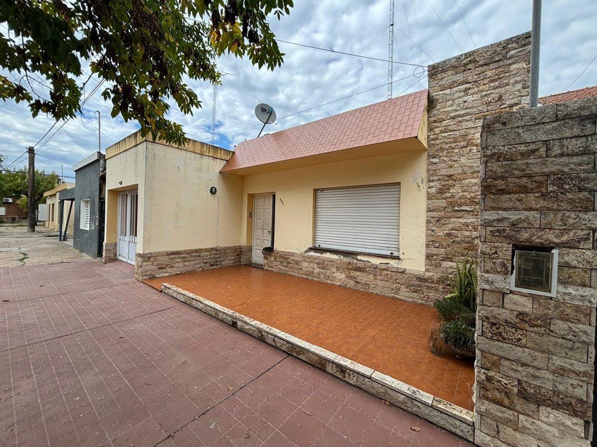 Foto de VENTA / CASA 2 DORMITORIOS / COCHERA / ANGELICA, imagen 2