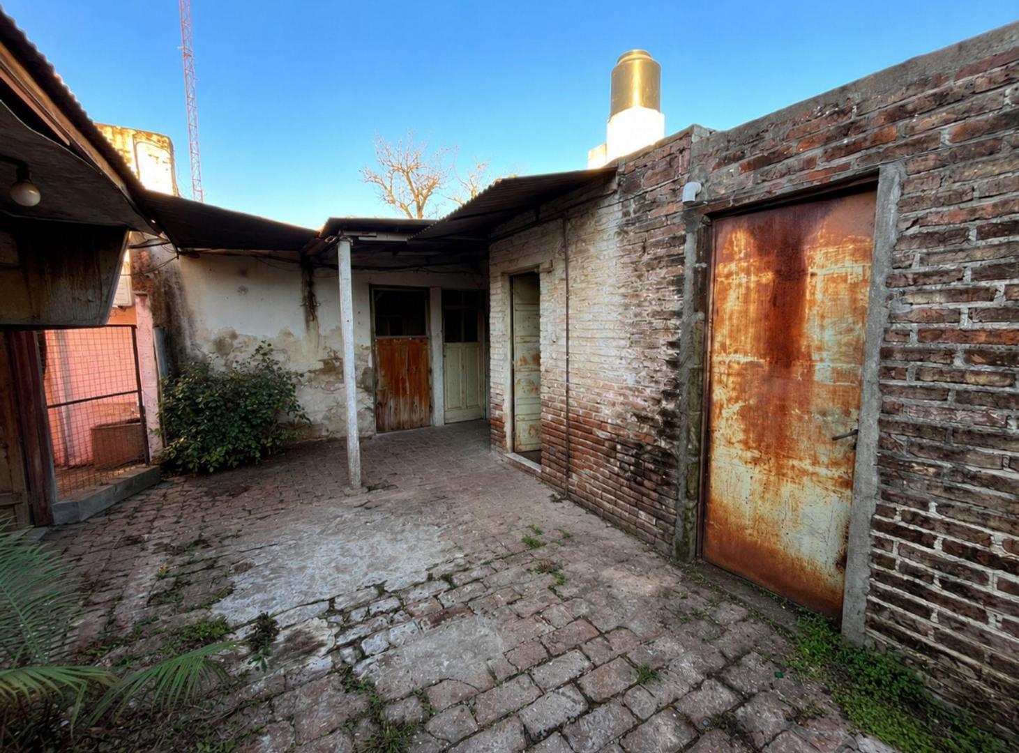 Foto de VENTA/CASA/ESQUINA/2 DORMITORIOS/A REFACCIONAR., imagen 1