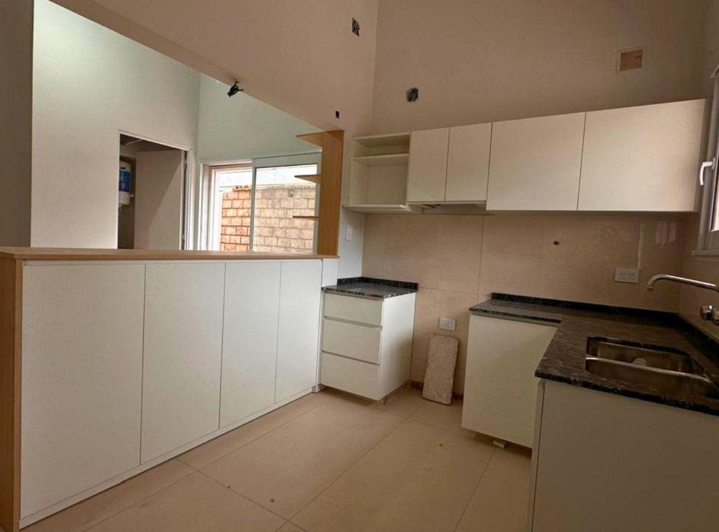 Foto de CASA RECICLADA / TODOS LOS SERVICIOS / 3-4 DORM, imagen 2