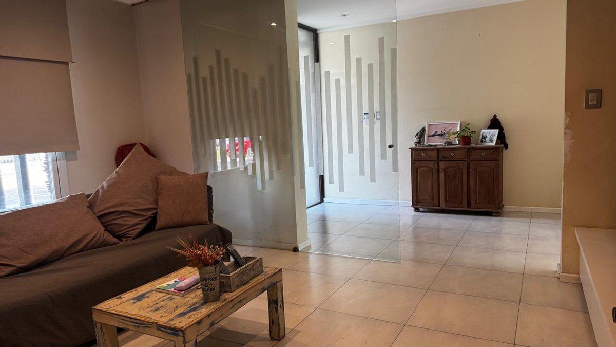 Foto de VENTA / CASA / PILETA / 4 DORMITORIOS/ SERVICIOS, imagen 3