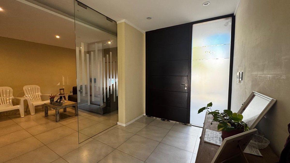 Foto de VENTA / CASA / PILETA / 4 DORMITORIOS/ SERVICIOS, imagen 4