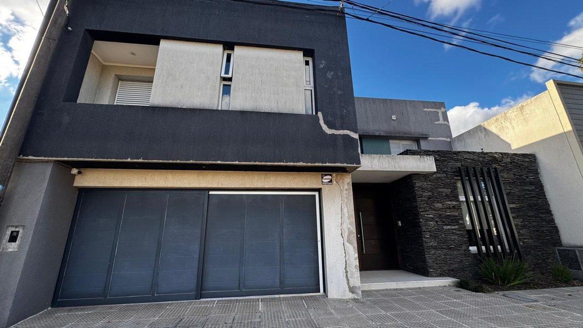 Foto de VENTA / CASA / PILETA / 4 DORMITORIOS/ SERVICIOS, imagen 5
