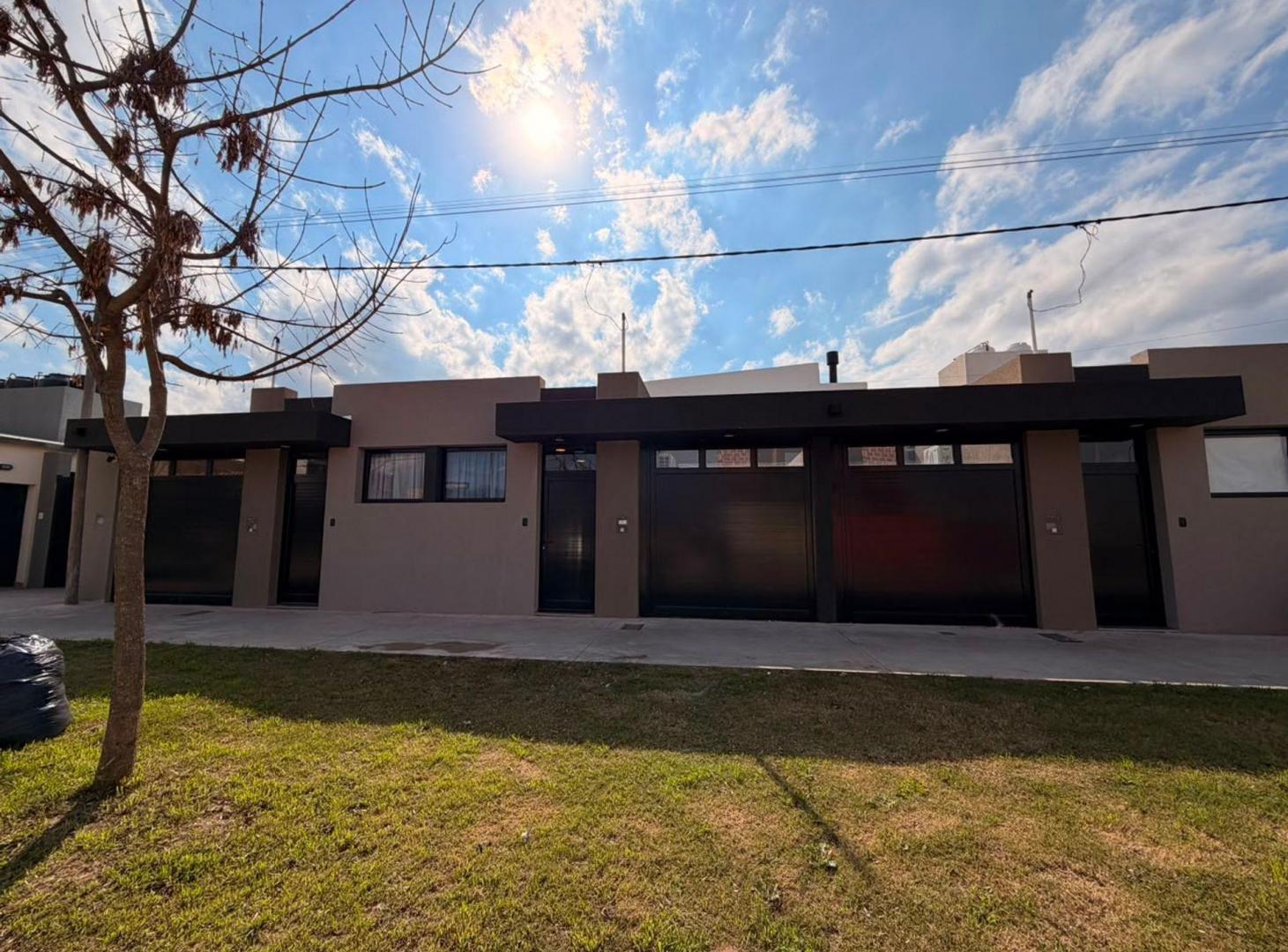 Foto de VENTA/ DEPARTAMENTO / 1 DORMITORIO /PATIO /COCHERA, imagen 3