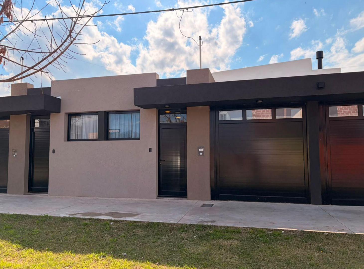 Foto de VENTA/ DEPARTAMENTO / 1 DORMITORIO /PATIO /COCHERA, imagen 1