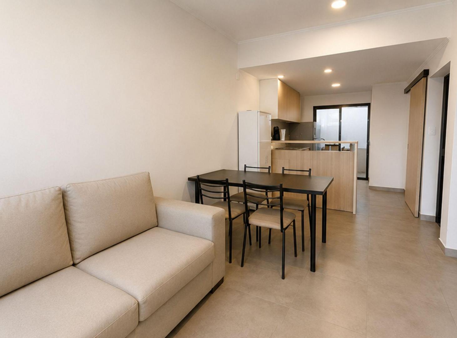 Foto de VENTA/ DEPARTAMENTO / 1 DORMITORIO /PATIO /COCHERA, imagen 2