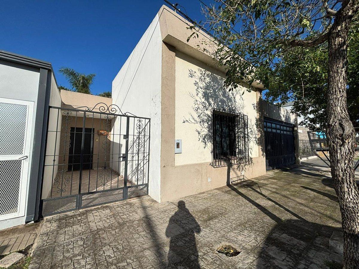 Foto de VENTA / CASA / 2 DORMITORIOS COCHERA / VILLA ROSAS, imagen 4