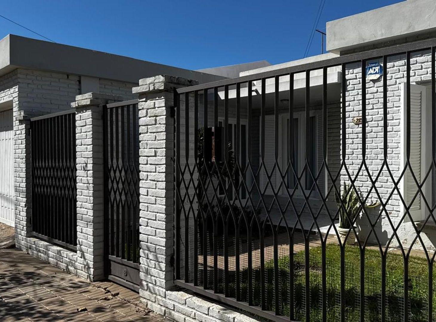 Foto de VENTA/ CASA/ DOS DORMITORIOS/ COCHERA, imagen 1