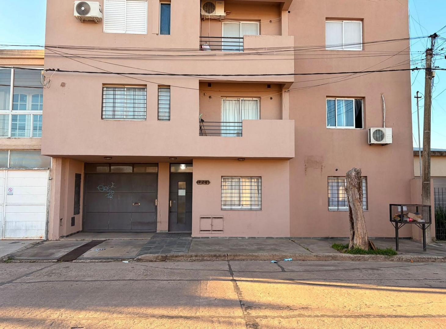 Foto de VENTA / DEPARTAMENTO 2 DORMITORIOS /COCHERA /PATIO, imagen 2