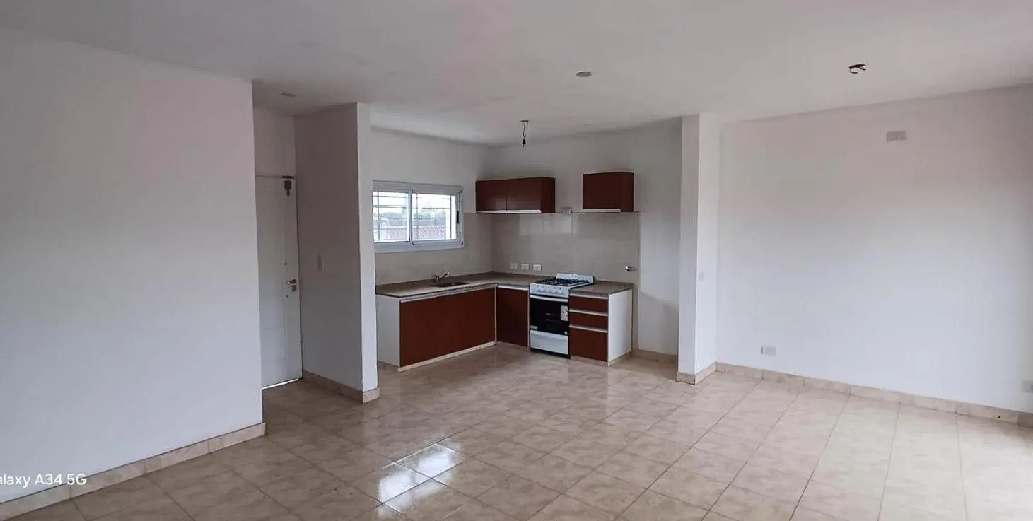 Casa 2 dormitorios en alquiler permanente en Roldan 5