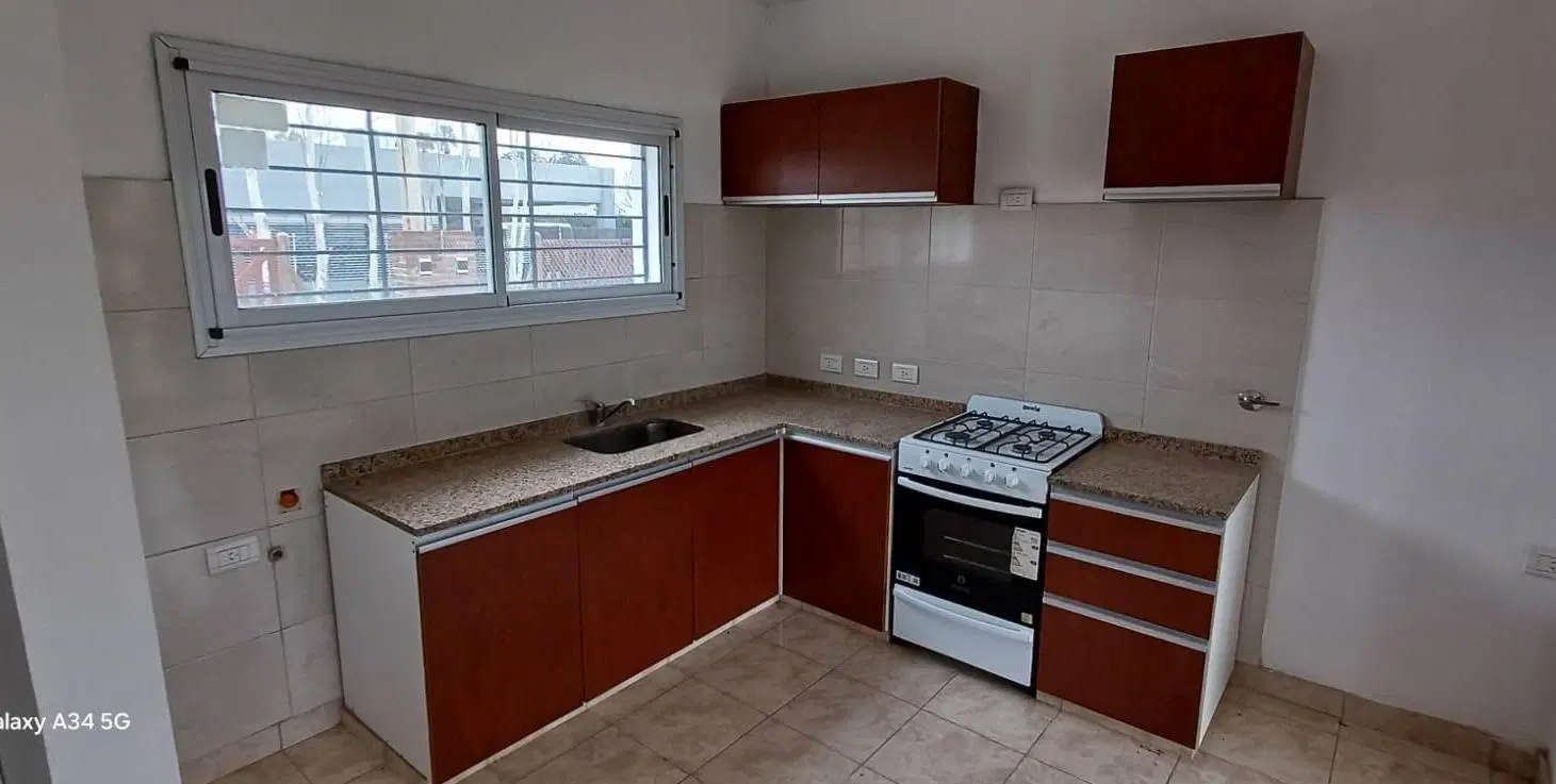 Casa 2 dormitorios en alquiler permanente en Roldan 8