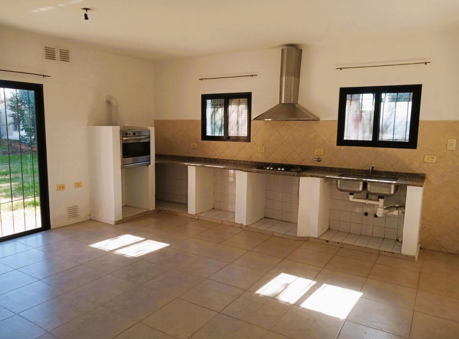 Foto de ALQUILER - Casa en Funes, imagen 1