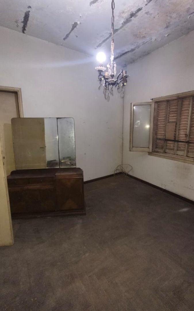 CASA EN ESQUINA CON GARAGE Y TERRAZA A RECICLAR