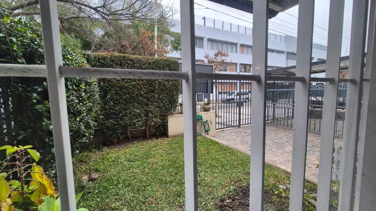 HERMOSO TRIPLEX 5 AMB ( 1 DORM EN PTA BAJA) 2 BAÑOS FONDO LIBRE - 3 COCHERAS 4