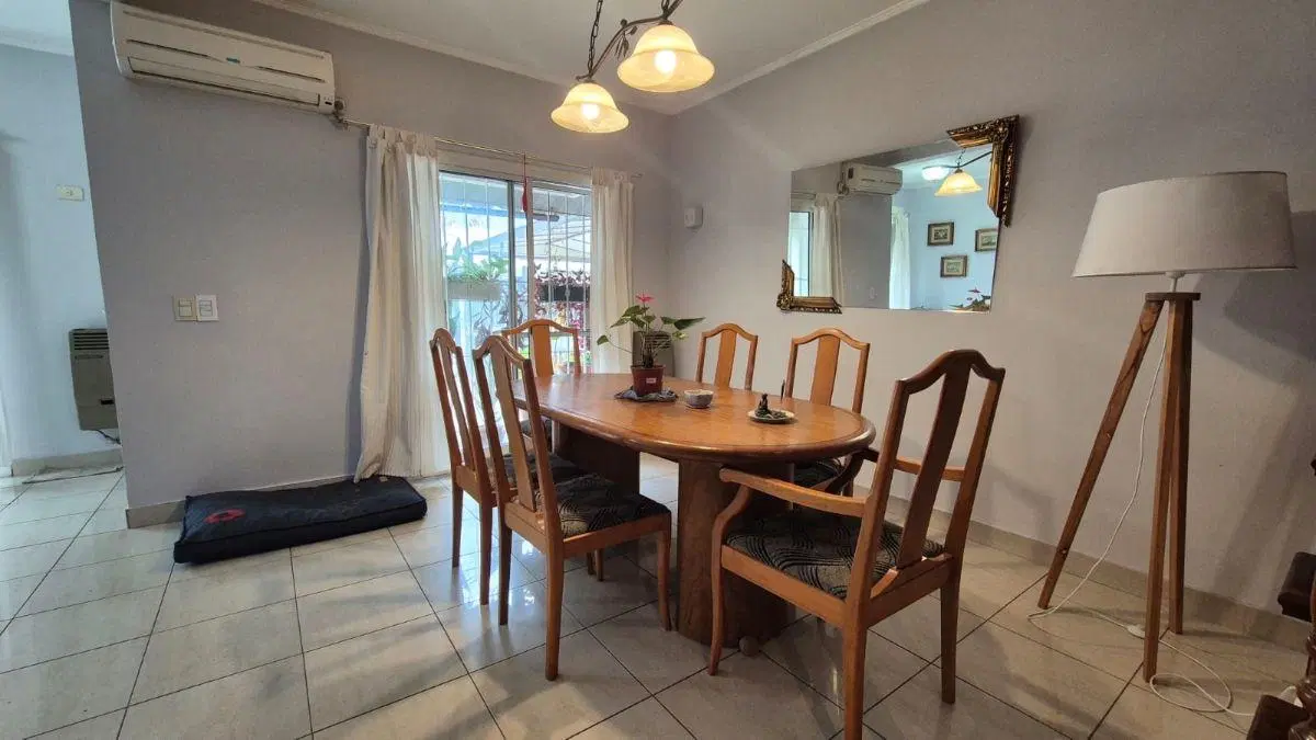 HERMOSO TRIPLEX 5 AMB ( 1 DORM EN PTA BAJA) 2 BAÑOS FONDO LIBRE - 3 COCHERAS 3