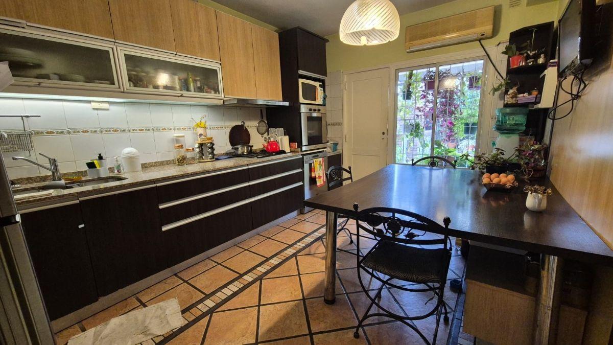 Foto de HERMOSO TRIPLEX 5 AMB ( 1 DORM EN PTA BAJA) 2 BAÑOS FONDO LIBRE - 3, imagen 5