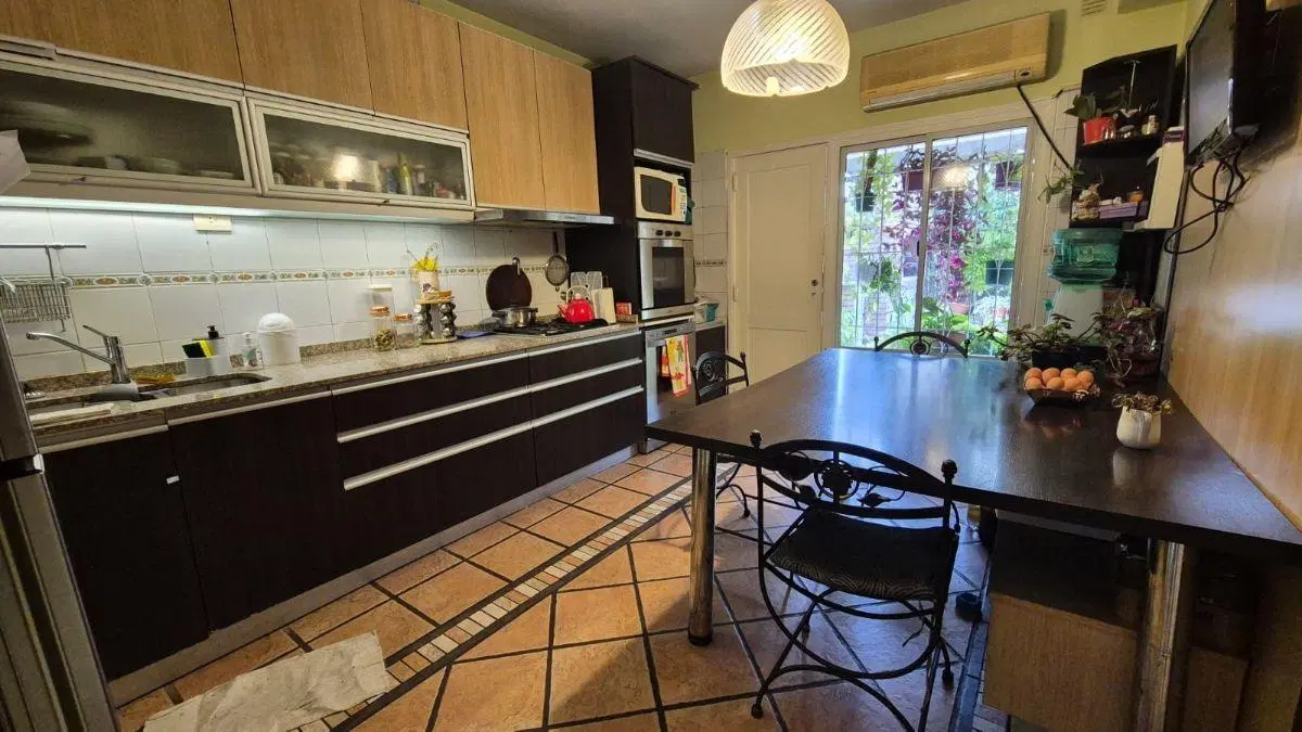 HERMOSO TRIPLEX 5 AMB ( 1 DORM EN PTA BAJA) 2 BAÑOS FONDO LIBRE - 3 COCHERAS 5
