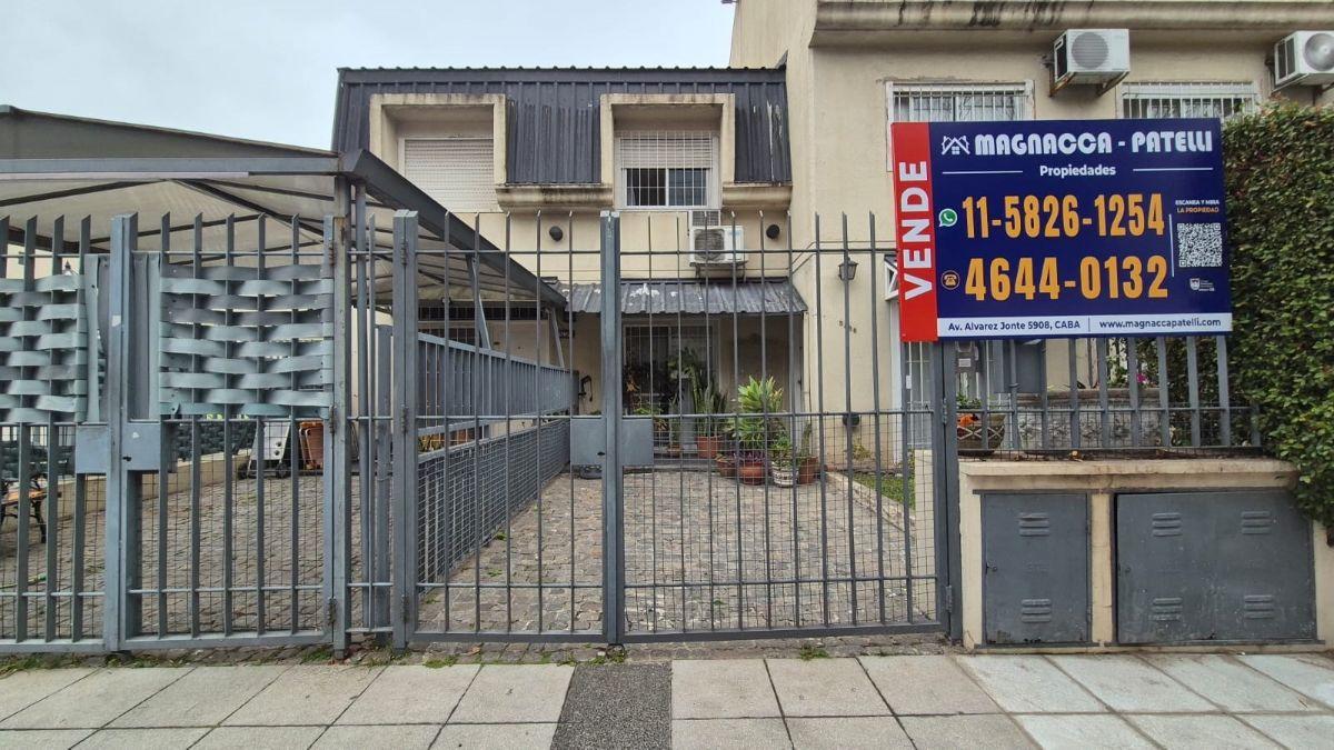 HERMOSO TRIPLEX 5 AMB ( 1 DORM EN PTA BAJA) 2 BAÑOS FONDO LIBRE - 3 COCHERAS