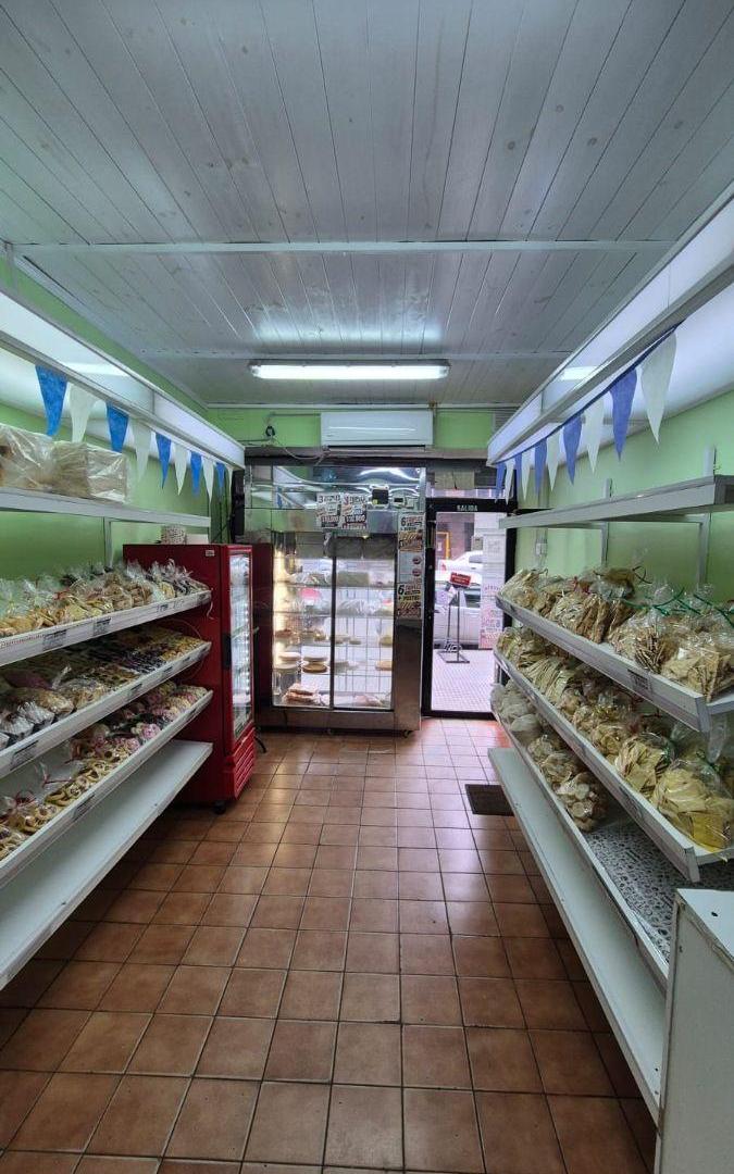 Foto de LOCAL SOBRE FOCO COMERCIAL CON ENTRE PISO ( AV RIVADAVIA) EN FLORESTA, imagen 3
