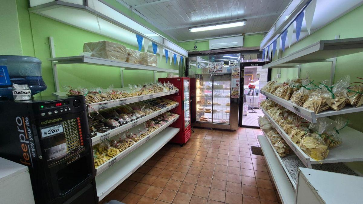 Foto de LOCAL SOBRE FOCO COMERCIAL CON ENTRE PISO ( AV RIVADAVIA) EN FLORESTA, imagen 2