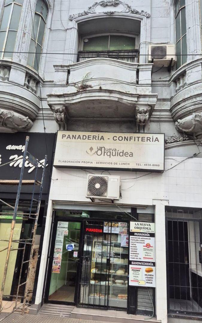 Foto de LOCAL SOBRE FOCO COMERCIAL CON ENTRE PISO ( AV RIVADAVIA) EN FLORESTA, imagen 1