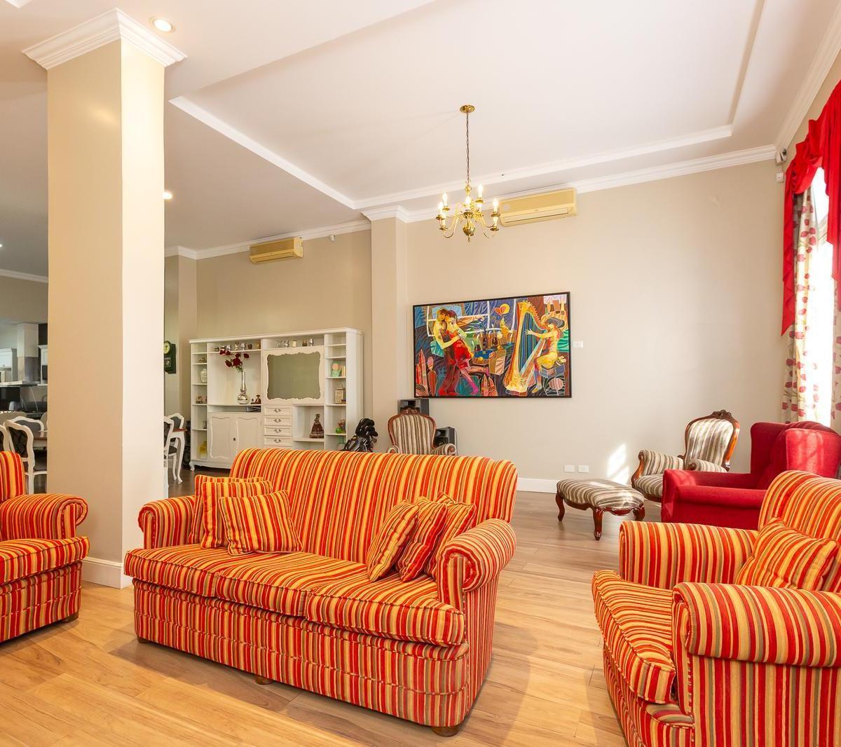 En Venta Casa 4 Ambientes con Detalles de Categoria 1