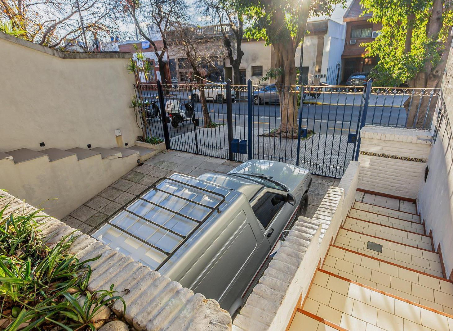 Foto de Dúplex de 4 ambientes con jardín, quincho, cochera y suite | Coghlan, imagen 5