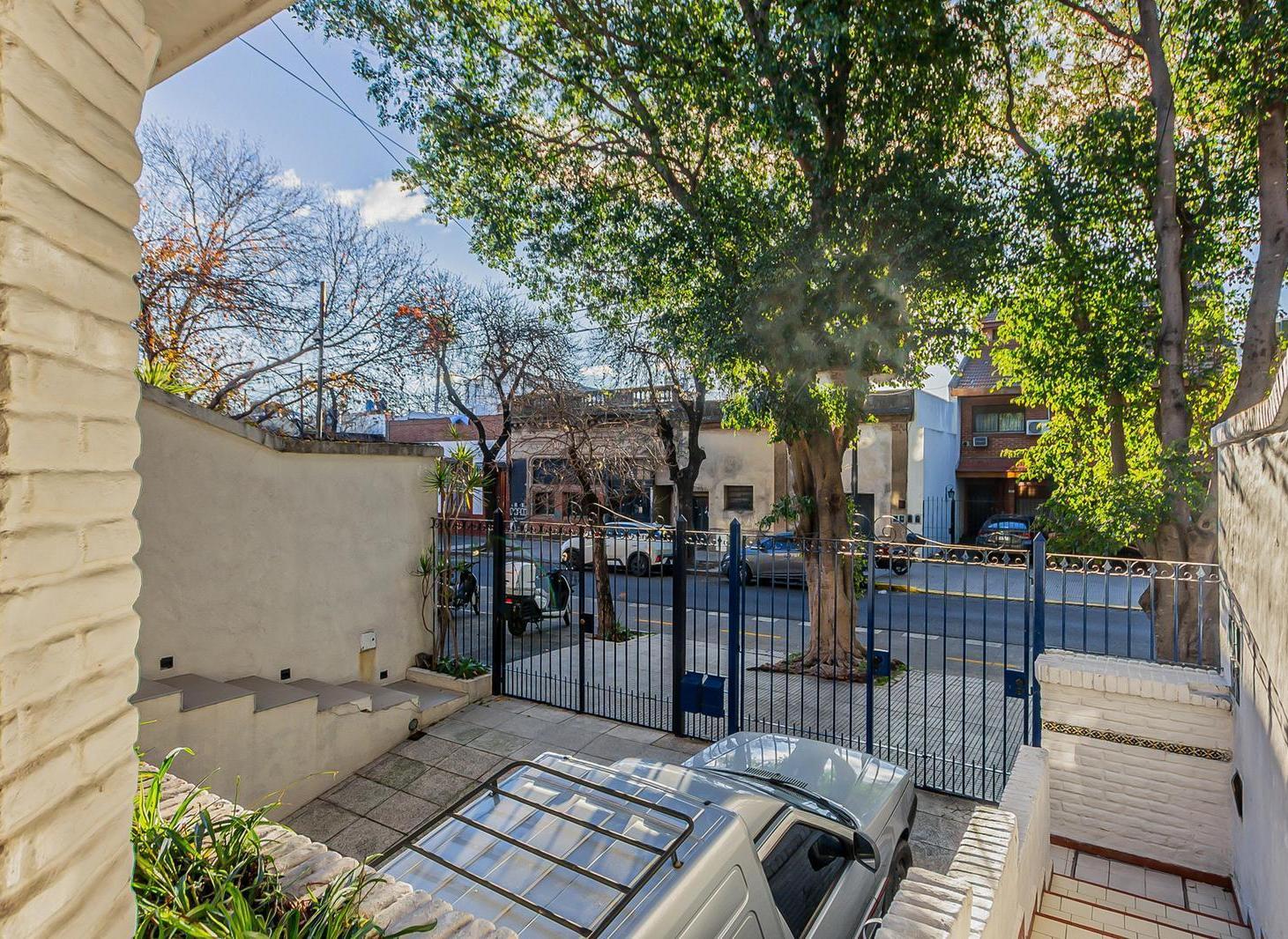 Foto de Dúplex de 4 ambientes con jardín, quincho, cochera y suite | Coghlan, imagen 4