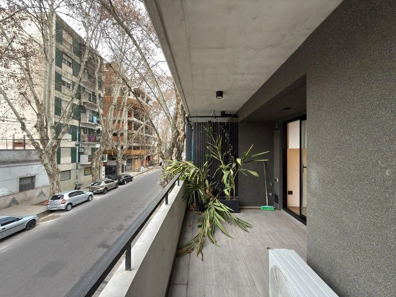 SALGUERO PROPIEDADES ALQUILA DOS AMBIENTES C/BALCON Y PARRILLA, EDIFICIO DE CATEGORÍA. 2
