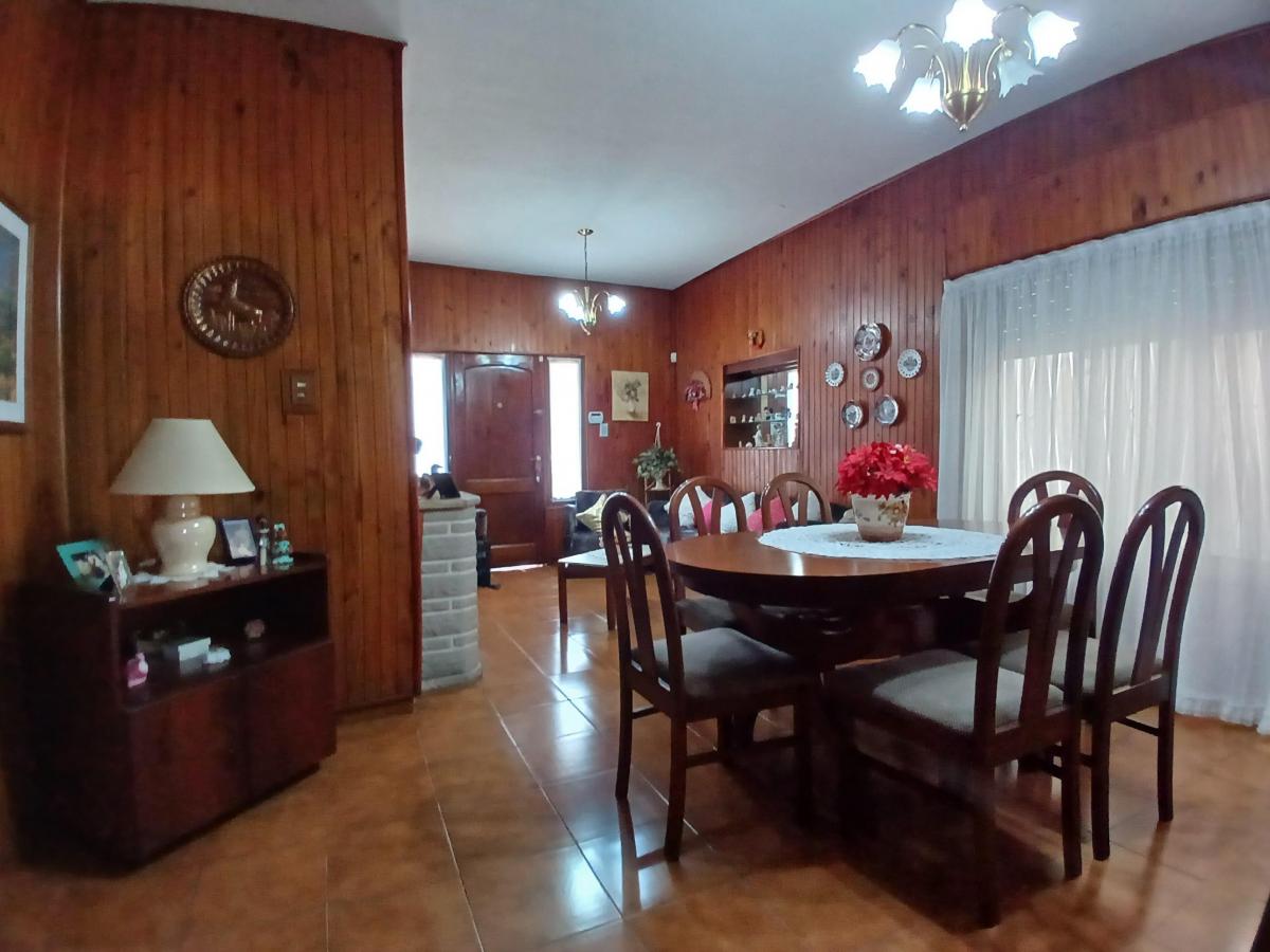 Casa de 4 amb. - Jardín, Garage, Fondo libre c/pileta y Quincho