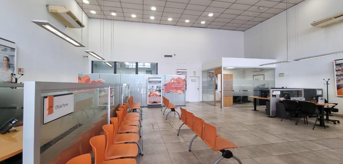 Foto de ALQUILER Inmueble Comercial (ex Banco Hipotecario) en plena estacion, imagen 2