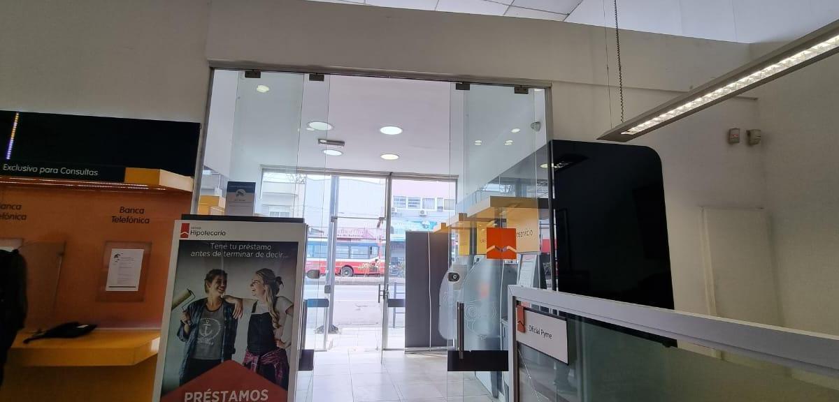 Foto de ALQUILER Inmueble Comercial (ex Banco Hipotecario) en plena estacion, imagen 3
